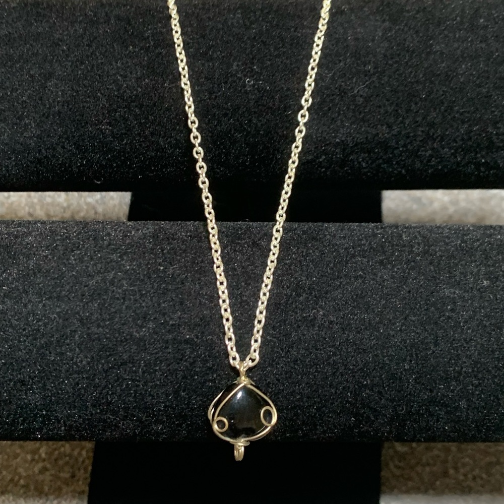 black pendant wire necklace